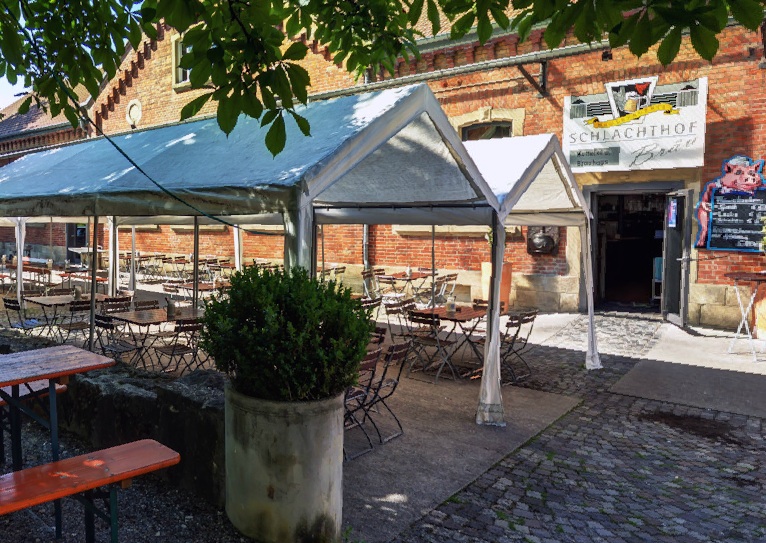 Biergarten vor dem Eingang des Schlachthof Bräu