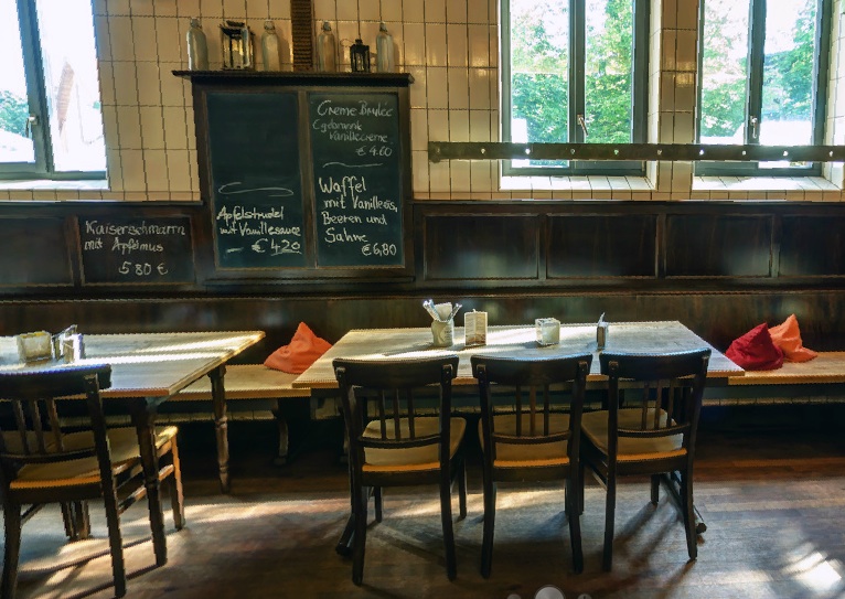 Holztische und Sitzbänke im Brauhaus des Schlachthof Bräu
