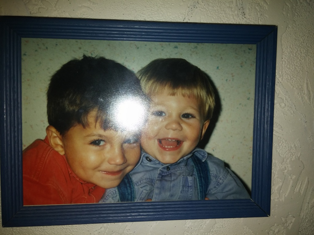 Lukas und Markus als Kinder auf einem gerahmten Foto